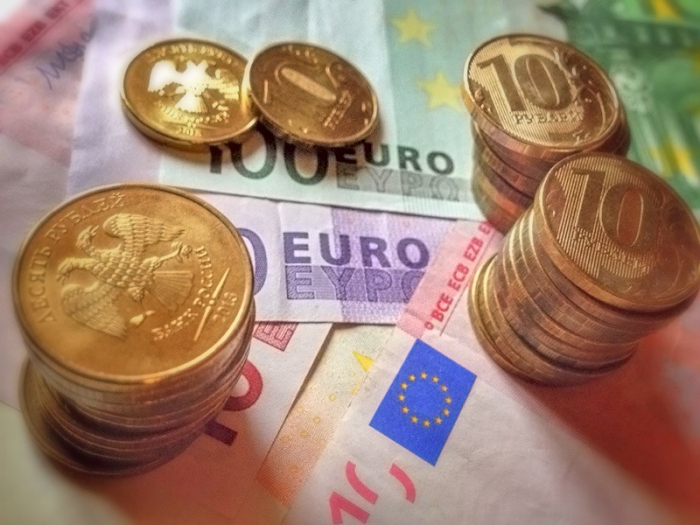 Курс евро поднялся выше 90 рублей впервые с 13 января